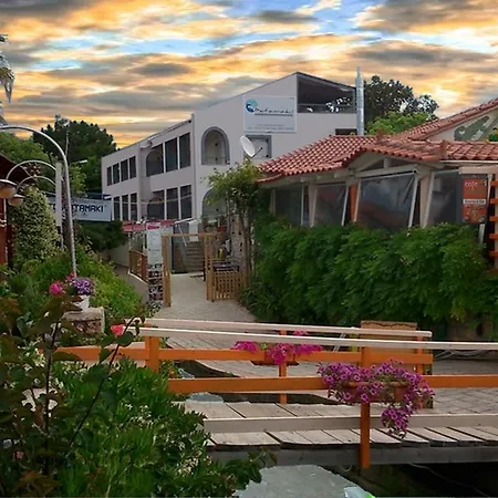 Potamaki & アパートホテル Stoúpa